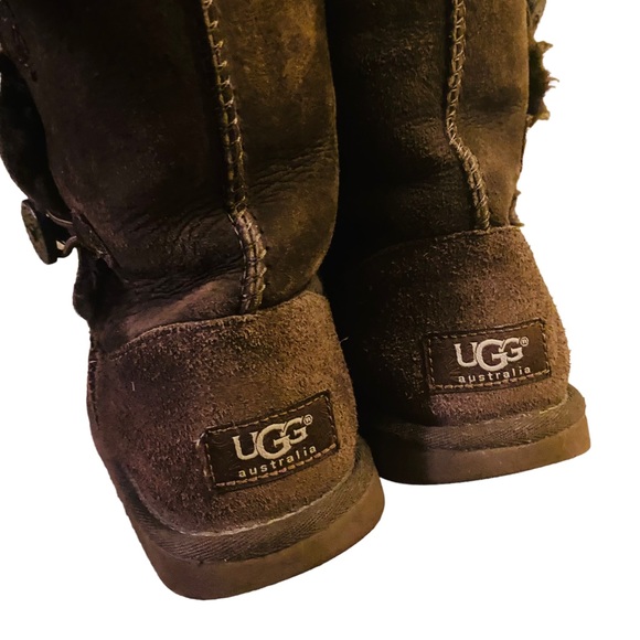 ⭐️ UGG Triple Button Boots - Picture 4 of 9
